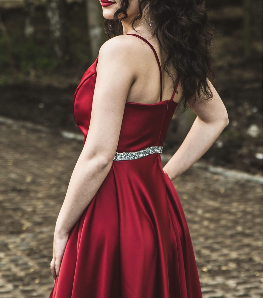 Rochie roșie elegantă cu șliț
