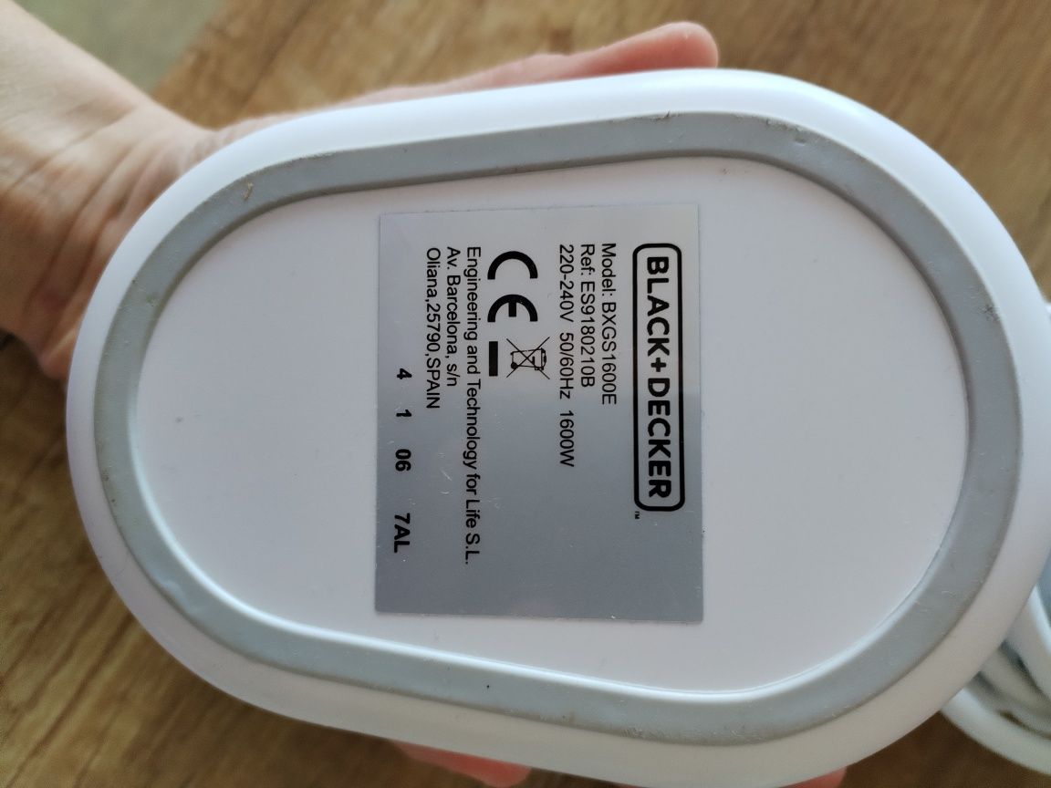 Парна, вертикална ютия Black& Decker