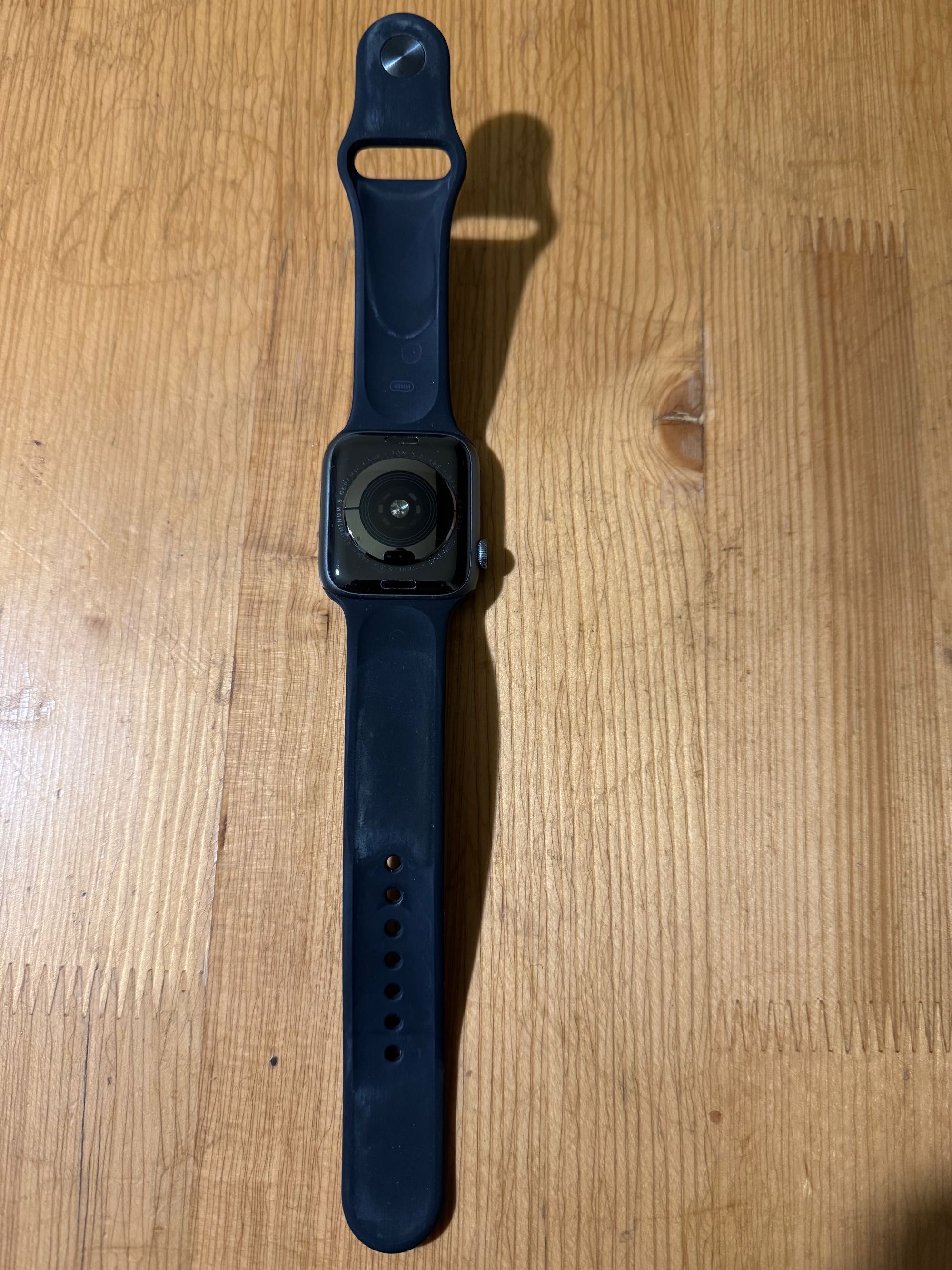 Apple Watch Series 4, 44mm Space Grey Aluminium Case + зарядно