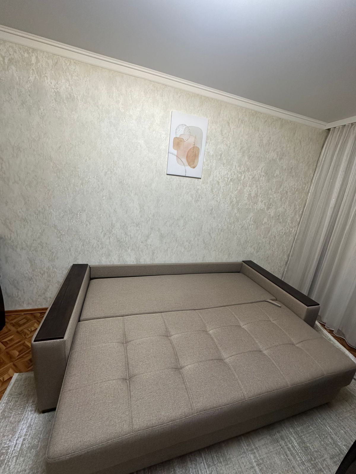 Стенка из натуральног о дерева , диван и два кресла

Продаётся вмести