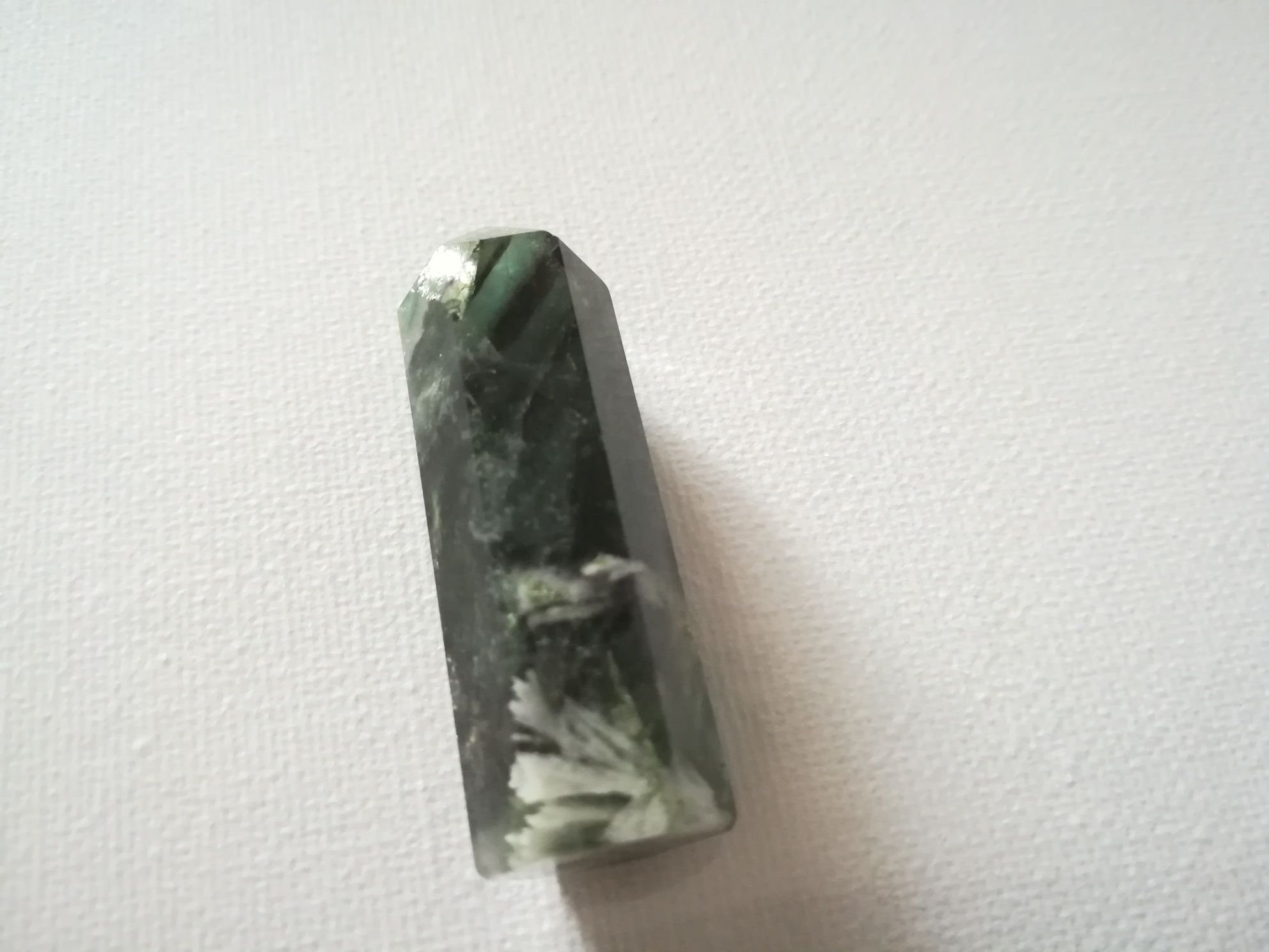 Cristal de fluorit hexagonal verde Florina piatra