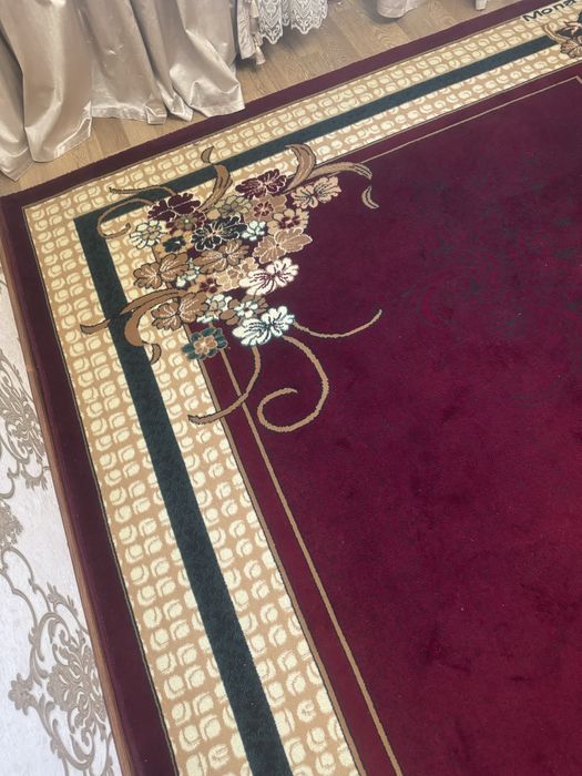 Ковры импортные несколько штук.