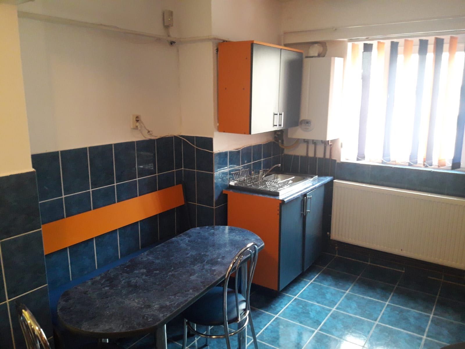 Inchiriez apartament cu 2 camere, decomandat, ultracentral - privat