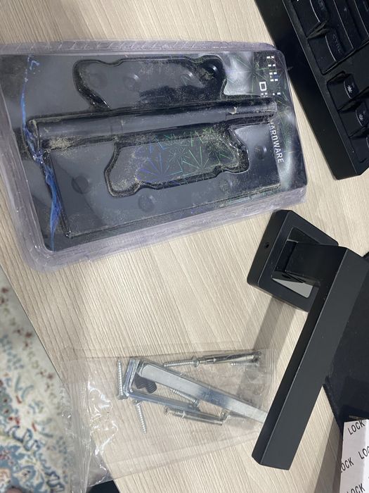 Дверная ручка на разетке 2 шт, защелка 1шт, навесы 2 шт