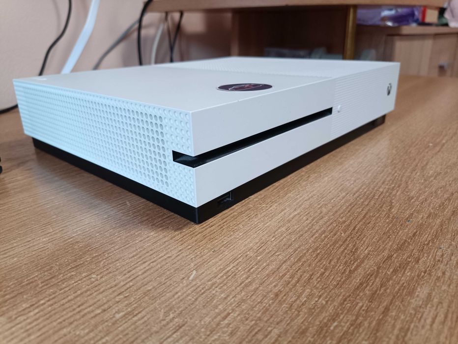 XBOX ONE S 1 TB cu o manetă