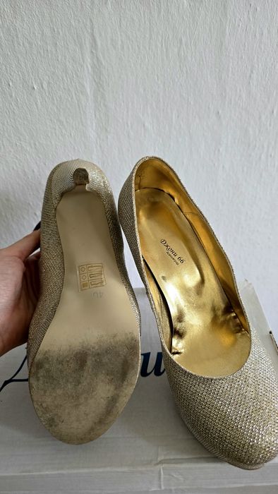 Златни обувки на ток