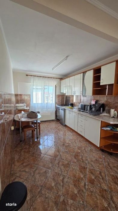 Apartament de vanzare, cu 4 camere, decomandat, 84mp, zona Micro 16