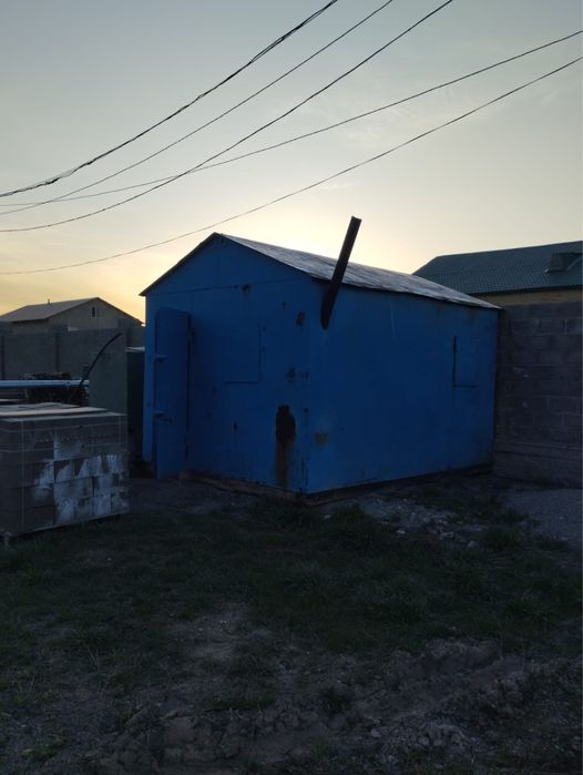 Железный дачный домик