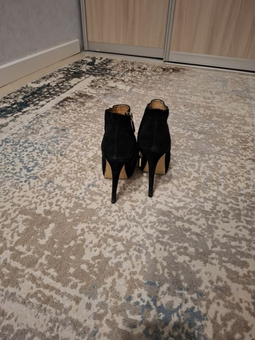 Ботильон чёрный продаётся