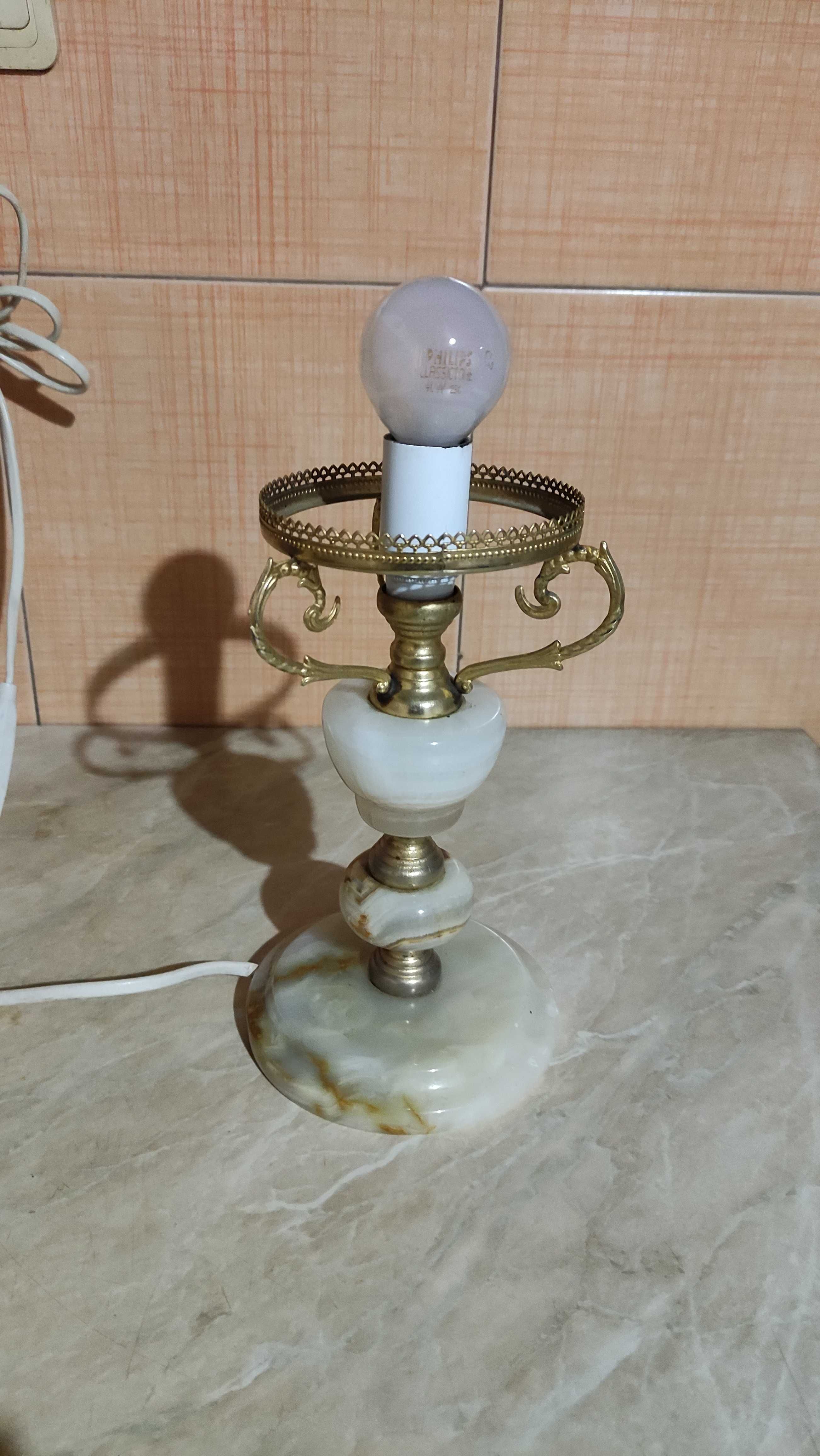 Настолна лампа с тяло от мрамор и месинг