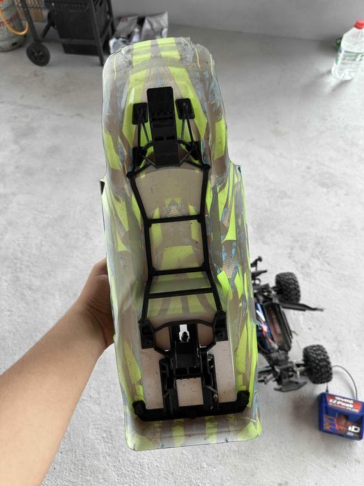 Traxxas Hoss cu Baterie si Incarcator