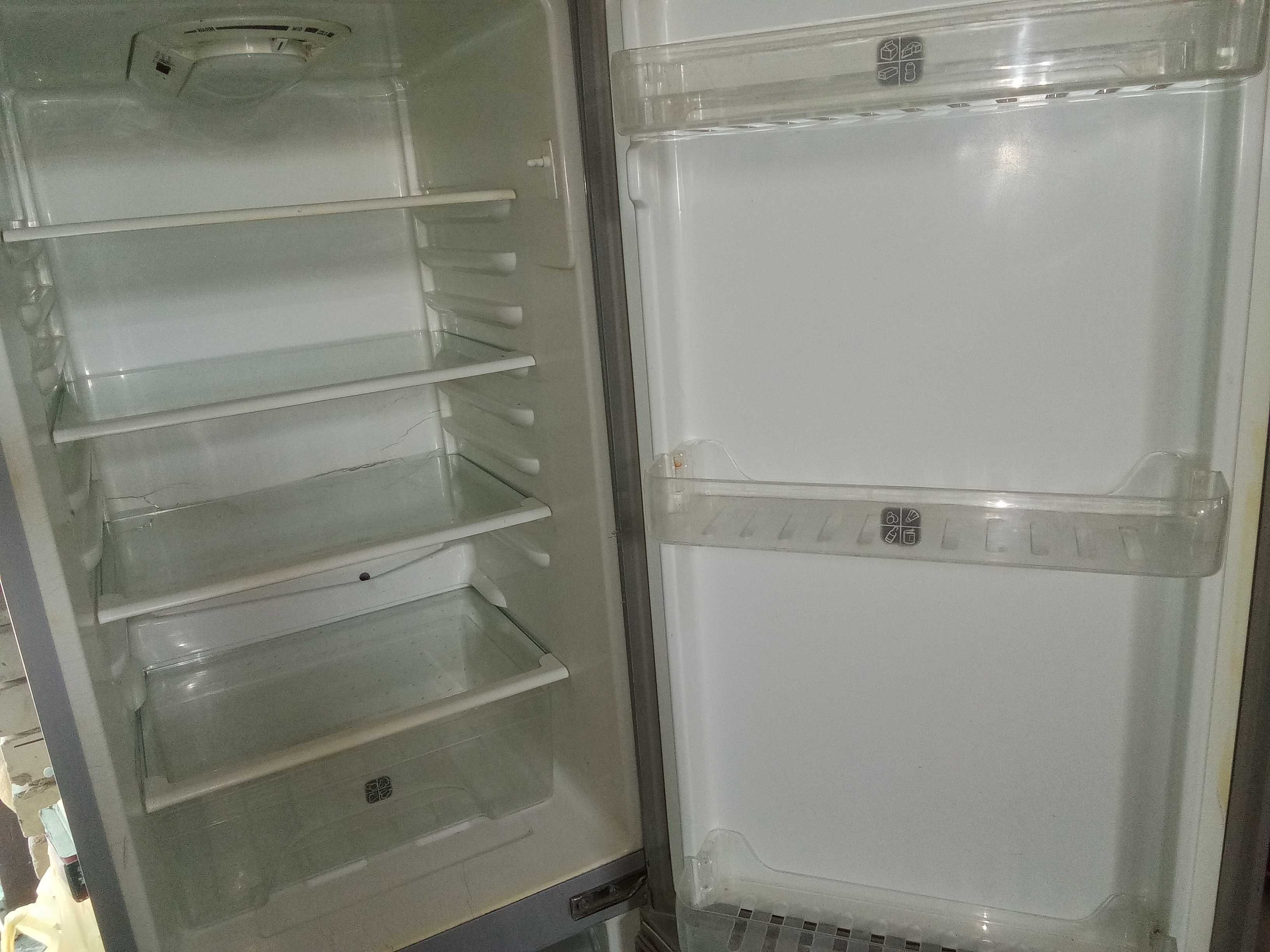 Продам холодильник Бирюса,морозилка отдельная