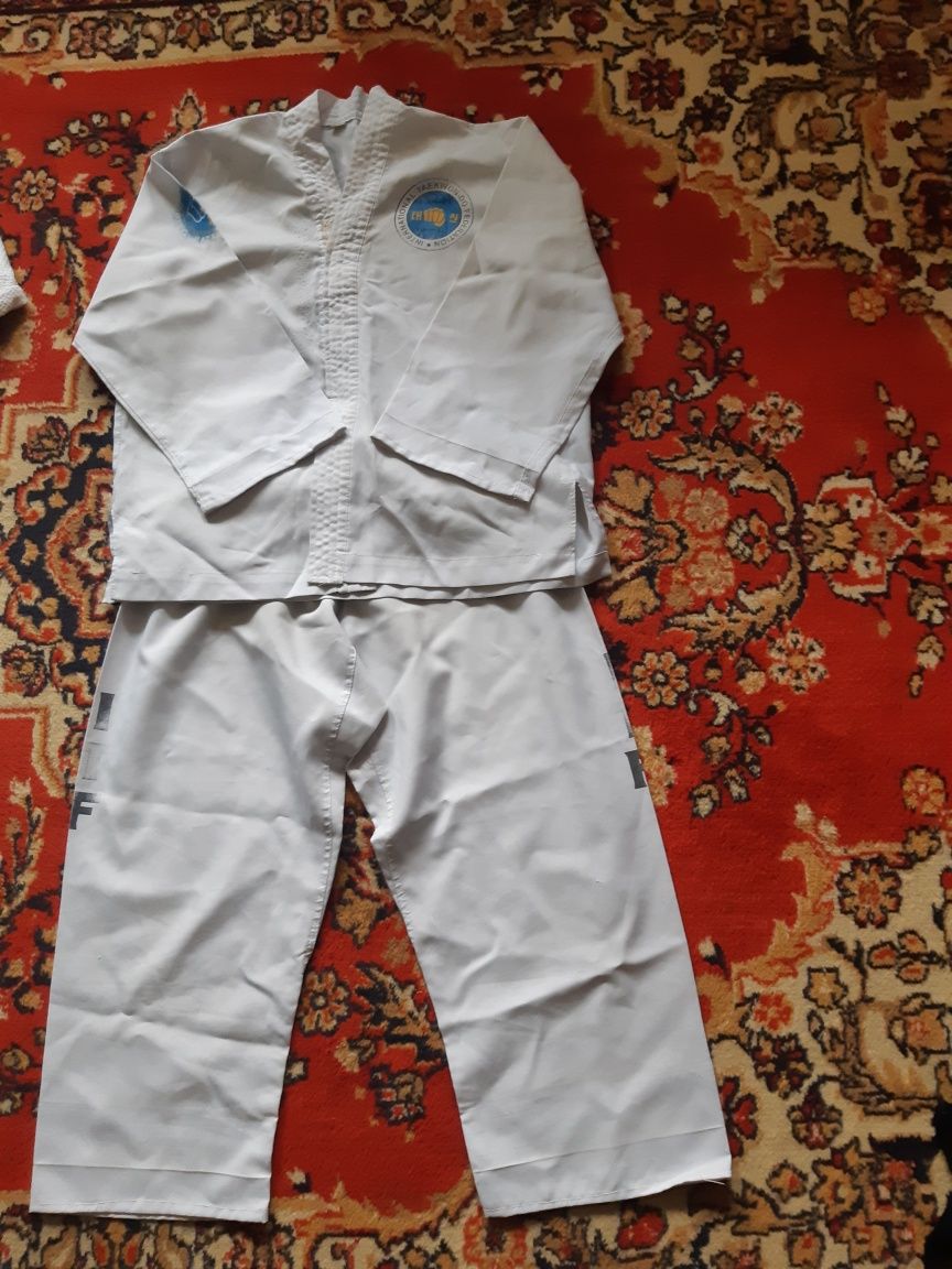 Продаётся Кимано на ребёнка  для TAEKWON-DO  и для Дзю-ДО  размер 38.