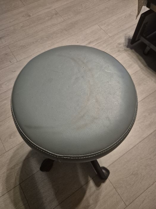 Продавам въртящ стол