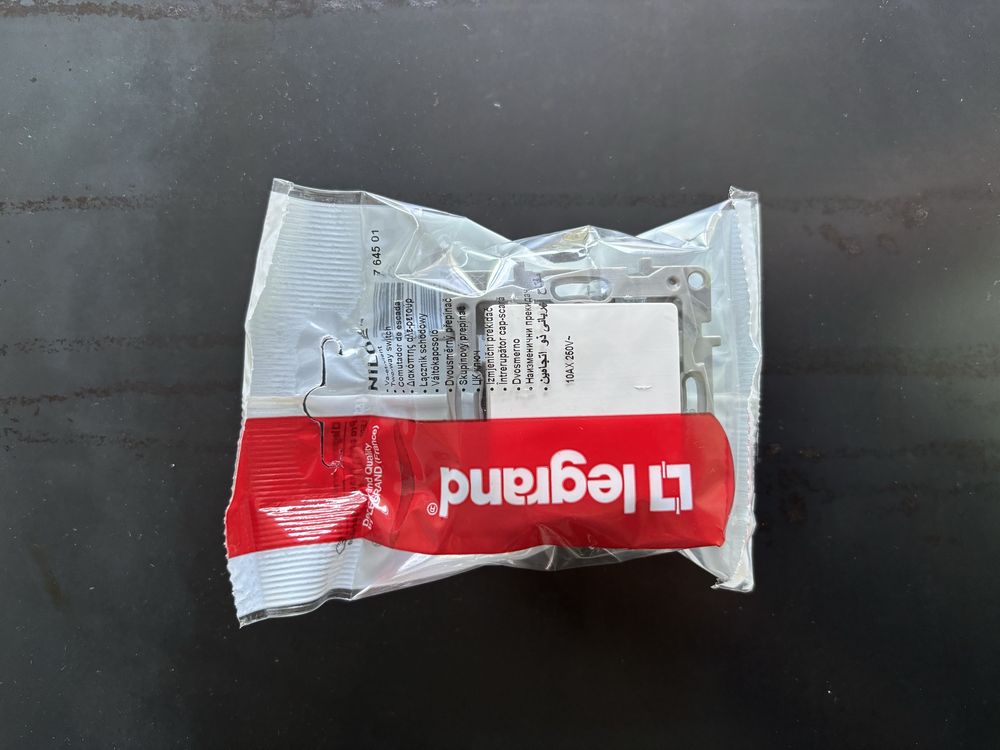 Девиаторни и сериийни ключове Legrand Niloe 764501, 764506 нови, бяло