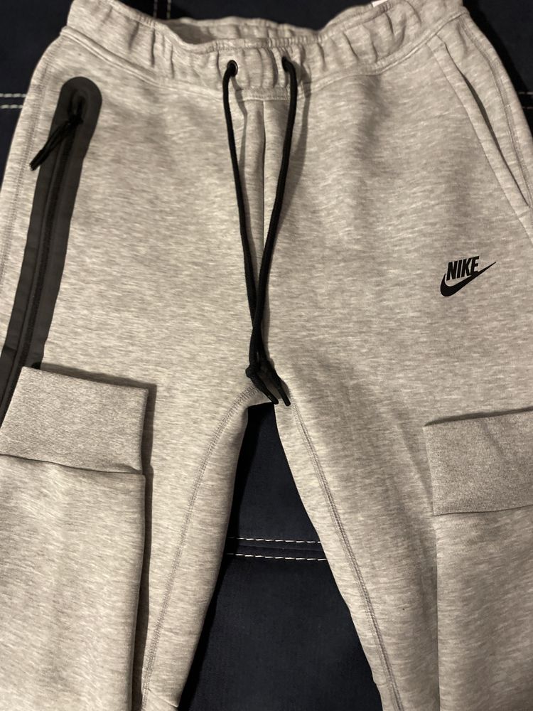 Pantaloni Nike Tech