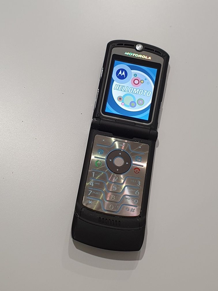 Telefon cu clapeta Motorola V3 cu incarcator original.