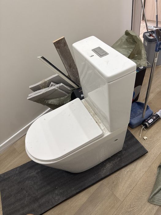 Продам унитаз б/у с сидением.