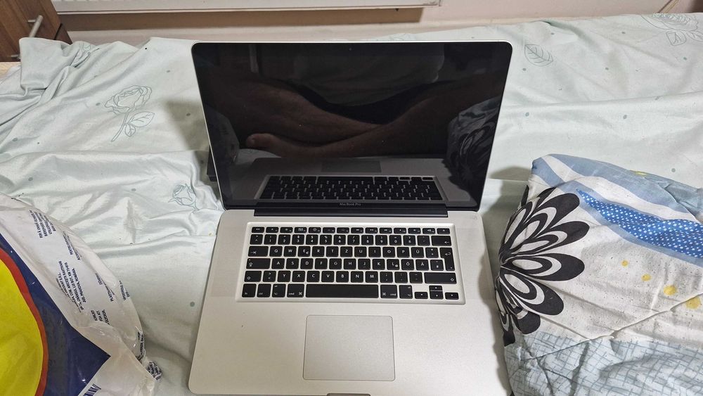 3 laptop uri un macbook pro vechi si 2 antice