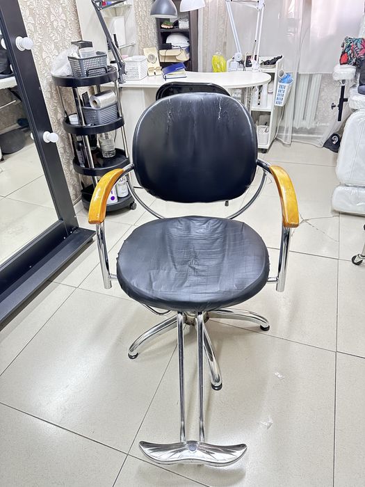 Продам Кресло для парикмахера