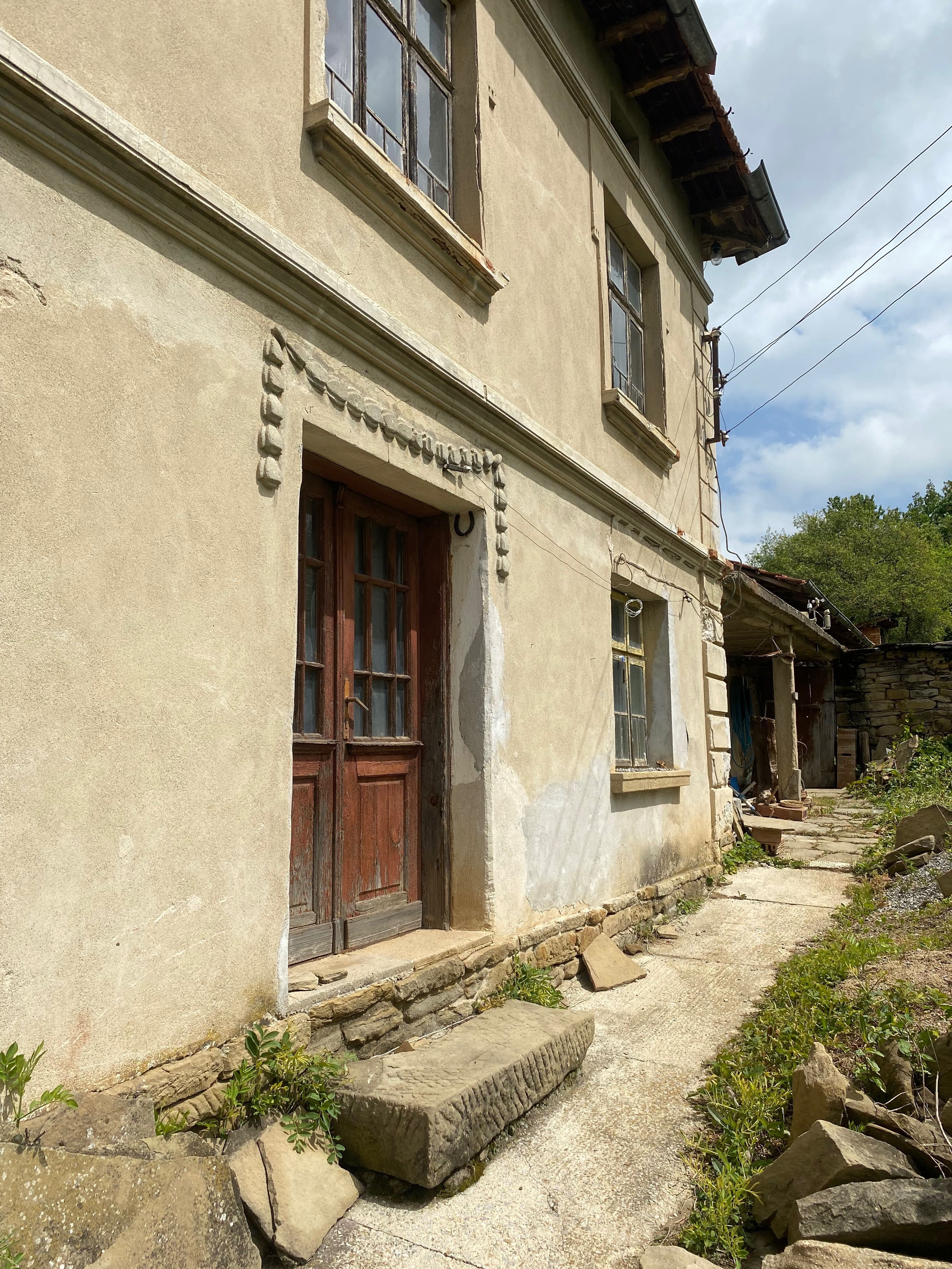 Двуетажна къща в село Петковци, област Габрово