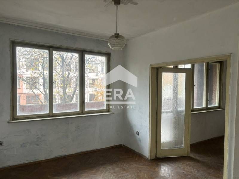 Продава се Четиристаен апартамент в Варна, Център - 100 кв.м за 2430 €/кв.м - Снимка #3