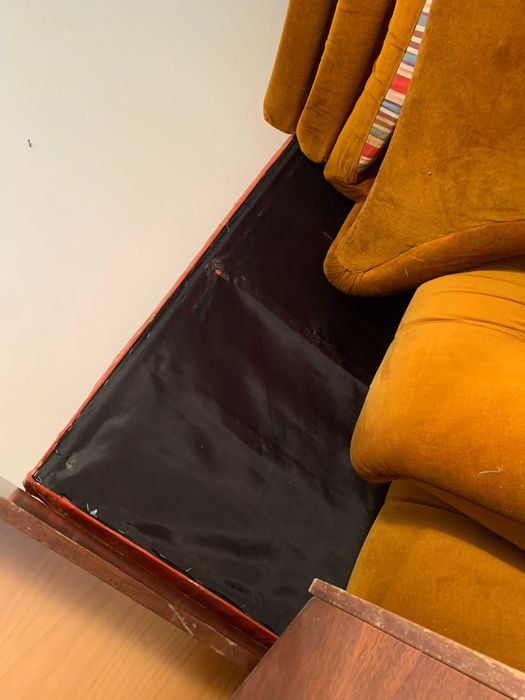 Обзавеждане от от друг апартамент; натрупани са поради липса на място.