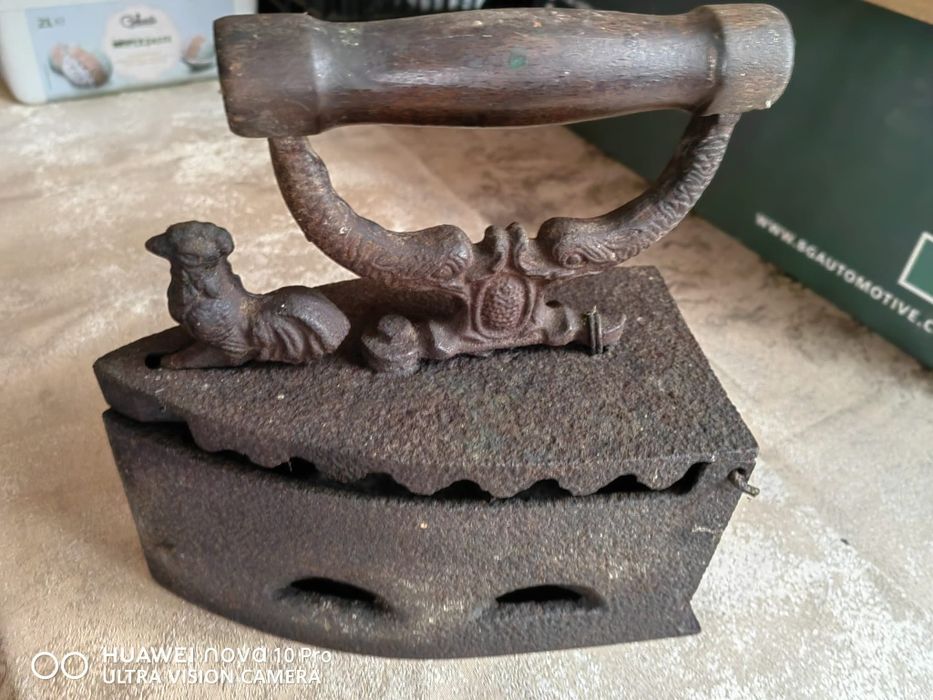 Vând fier de călcat vintage, cu cărbuni, din fonta și mâner din lemn.