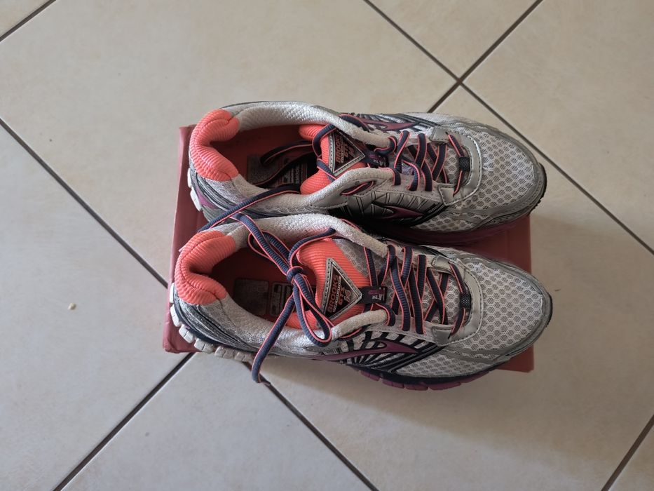 Vând adidași Brooks GTS14
