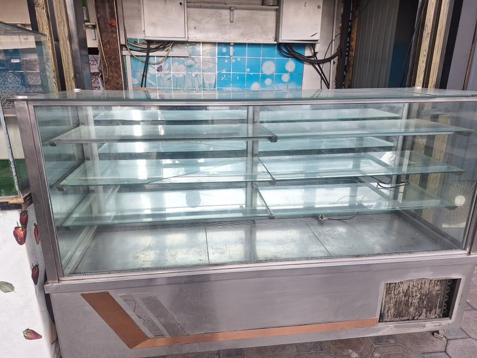 Vitirina xoladelnik va stol