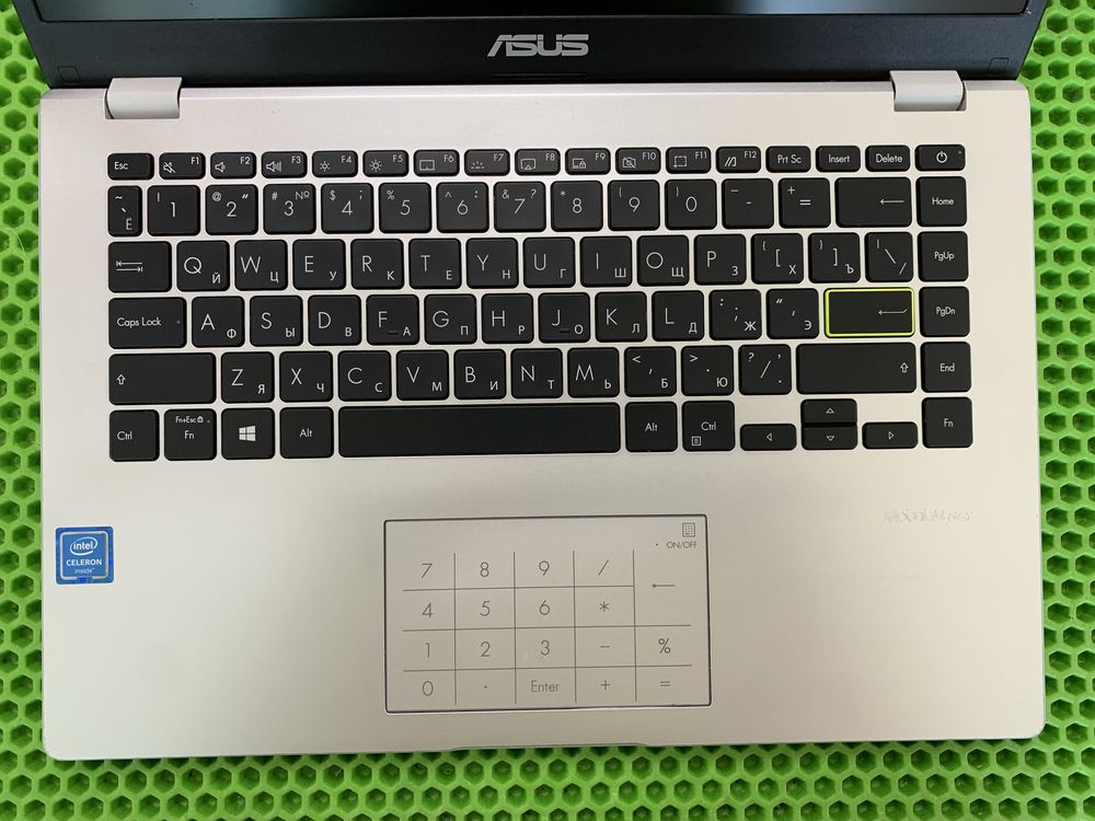 Ультрабук Asus с коробкой.