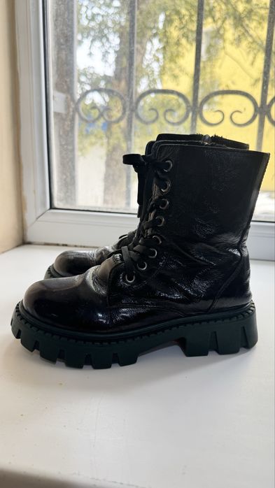 Продам зимние ботинки на девочку 33 размера