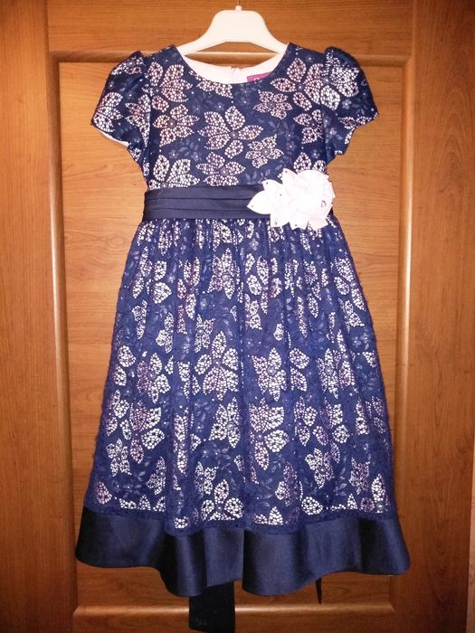 Продам платье. На 4-7 лет.