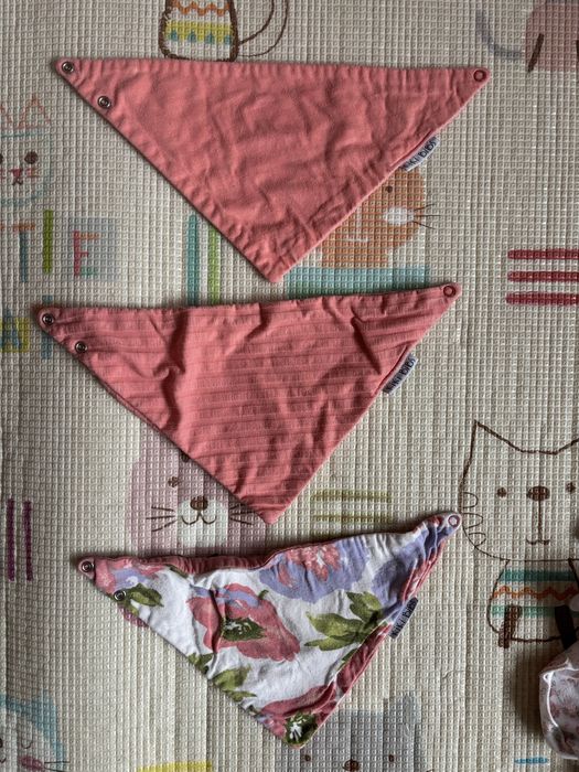 Бандани, лигавници, шапка с ръкавички и памтофки