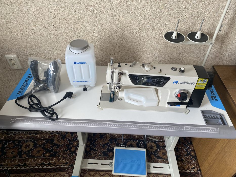 Продаётся срочно швейная машинка + оверлок + утюг. Состояние новое.