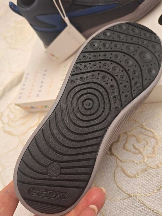 Затворени обувки  Geox номер 33