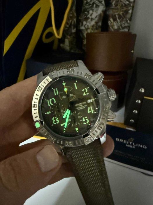 Breitling Avenger зелено