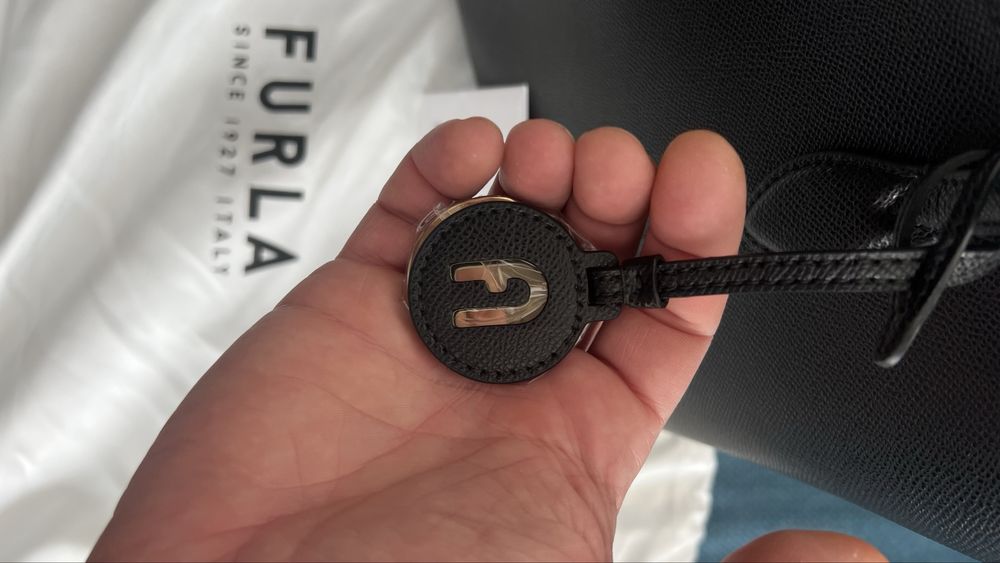 Furla Vittoria Nero.100% оригинал,със сериен номер,етикети,торбичка