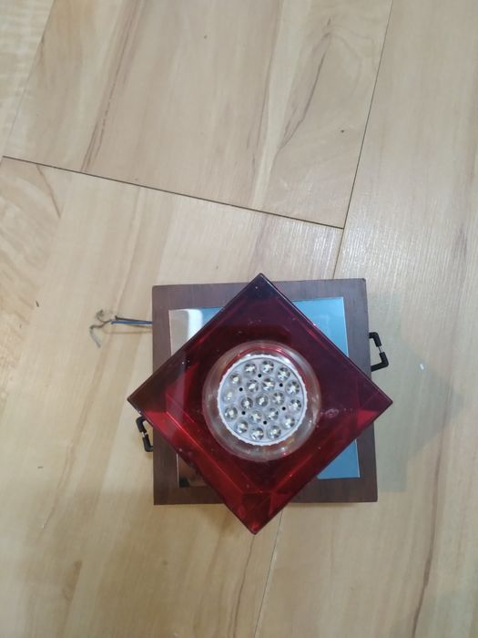 Продается 4 точечных накладных светильников