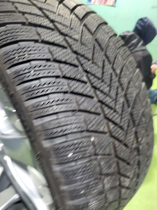 4 бр зимни гуми 245/35/19 Bridgestone