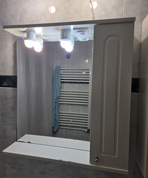 Dulap cu oglindă (baie) din MDF alb - în stare bună de utilizare