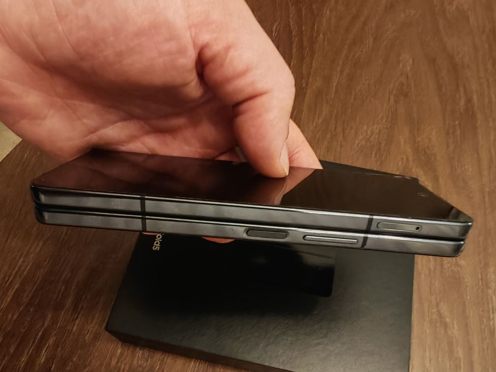Samsung Galaxy Z Fold 5 5G 256GB 12RAM Black с 2 г. гаранция

Телефонъ