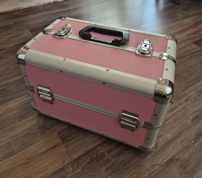 Розов куфар за гримове