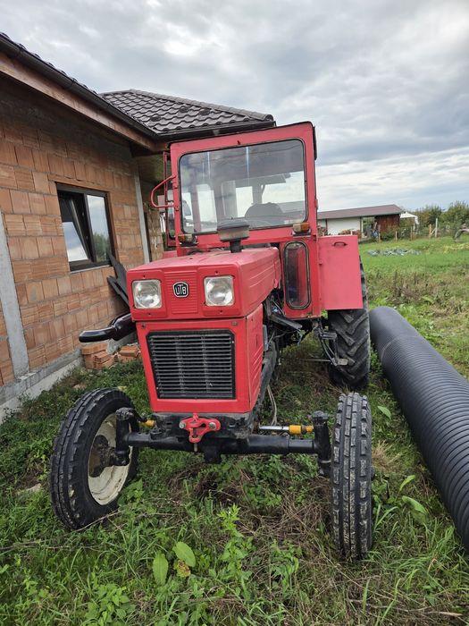 Vand Tractor Universal 650 sau schimb cu animale