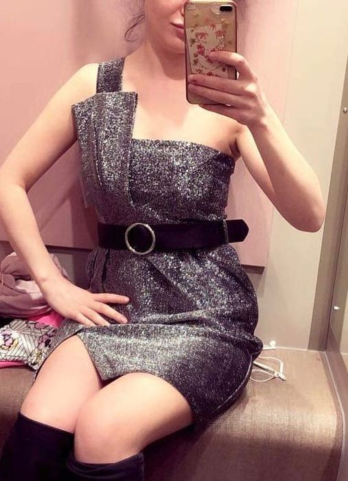 Rochie argintie, scurta, guess , originala.