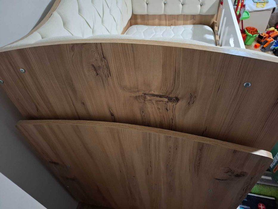 Продавам детско креватче