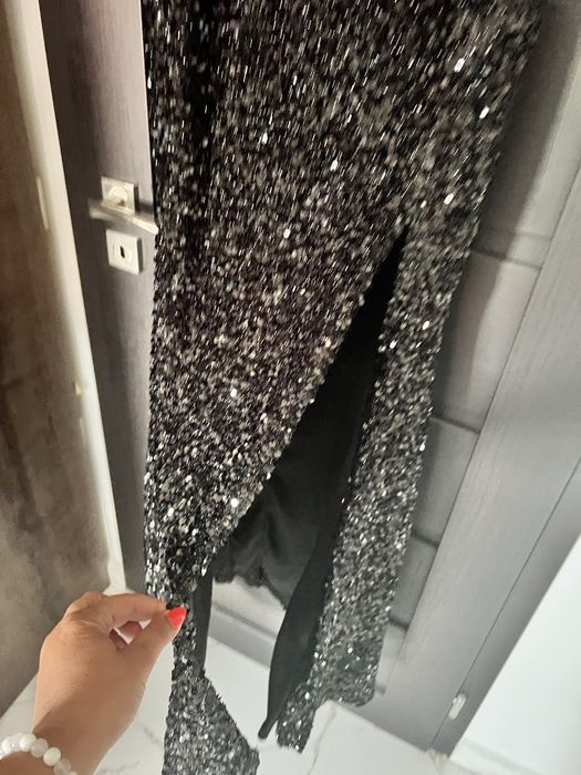 Продавам черна рокля с блестящ ефект за повод