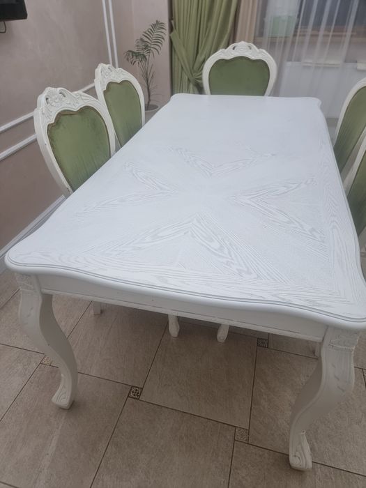 Продам обеденный  стол с 5 стульями.