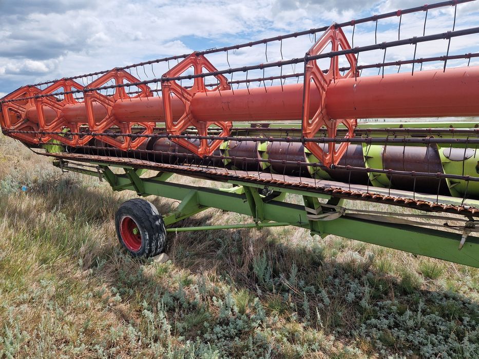Жатка на комбайн CLAAS.
