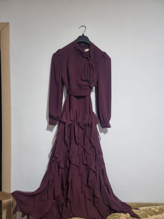 Вещи платья,брюки и пиджак.